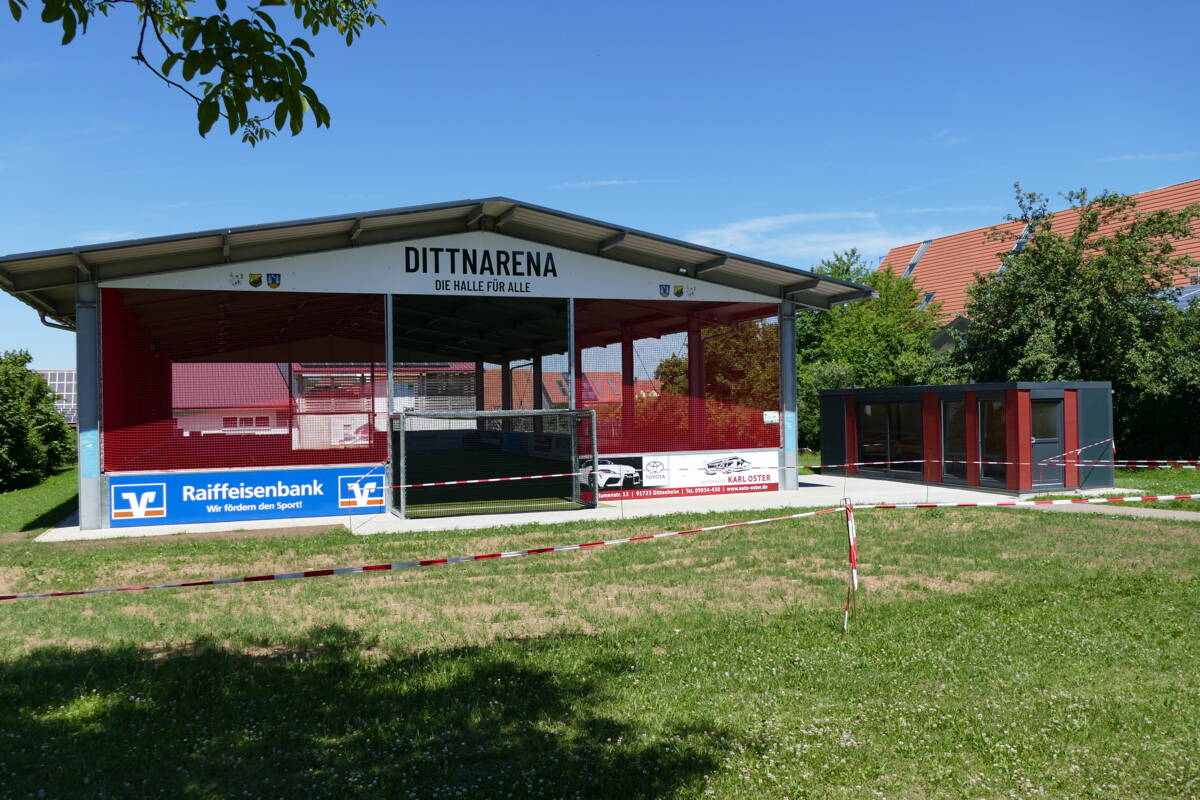 Außenansicht der Freilufthalle Dittenheim DITTNARENA